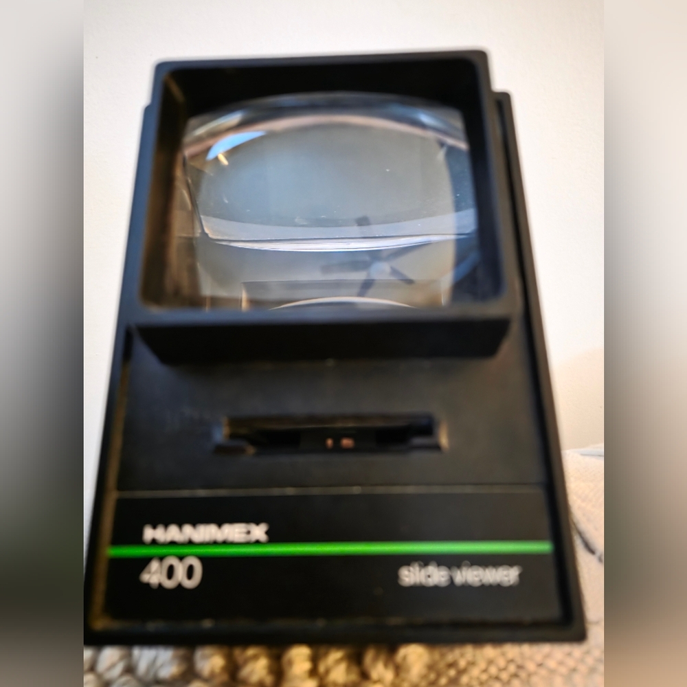 This is a Hanimex 400 slide viewer, also known as the Hanimex Vista Viewer II. 